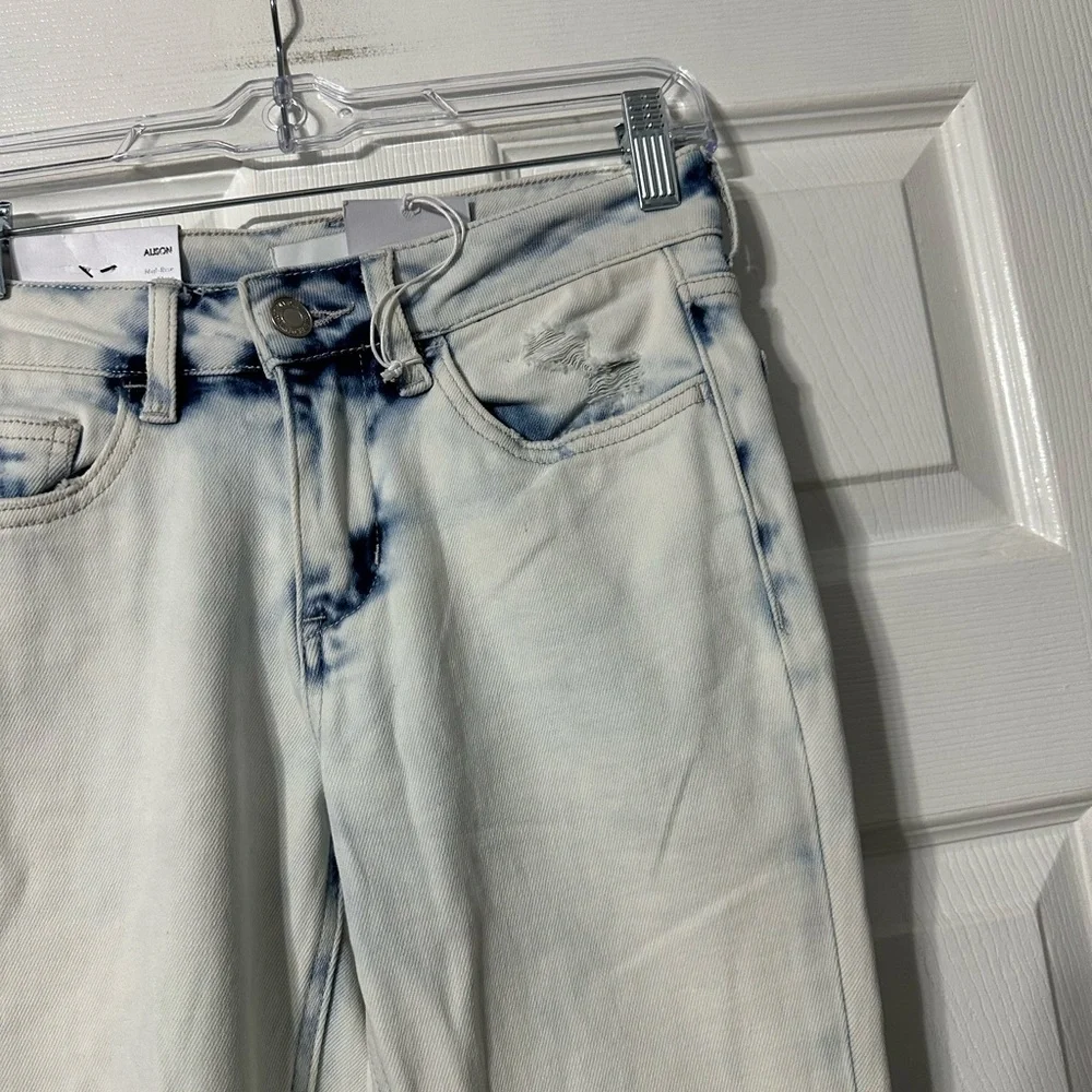 NWT Women's Vervet Alison Flared White Wash Jeans - Picture 6 of 14